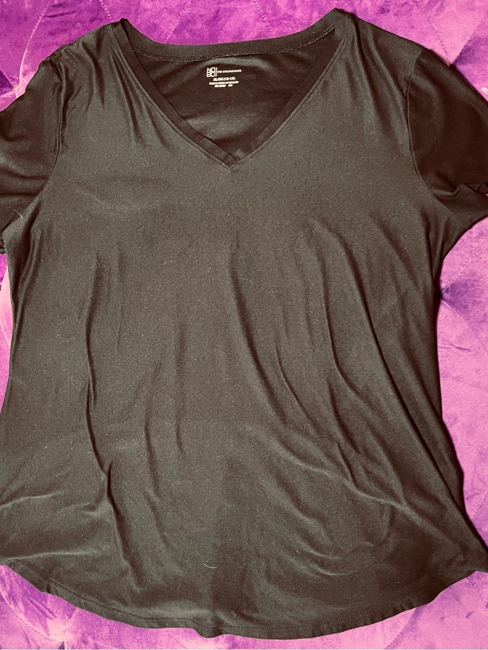 No Boundaries Black V-Neck Short Sleeve Tee